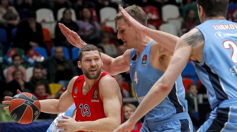 Jānis Strēlnieks cīņā pret "Zenit". Foto: EPA/Scanpix