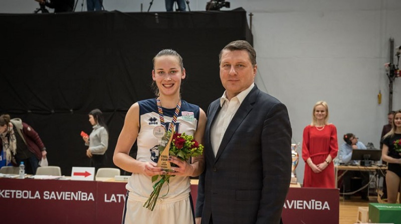 Liepājas līdere Rūta Veidere un LBS prezidents Raimonds Vējonis. Foto: WBBL.eu