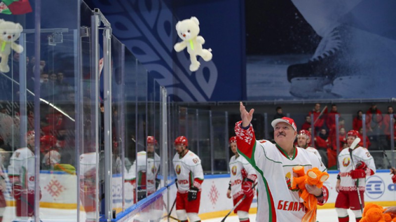 Aleksandrs Lukašenko saņem mīkstās rotaļlietas. Foto: belta.by