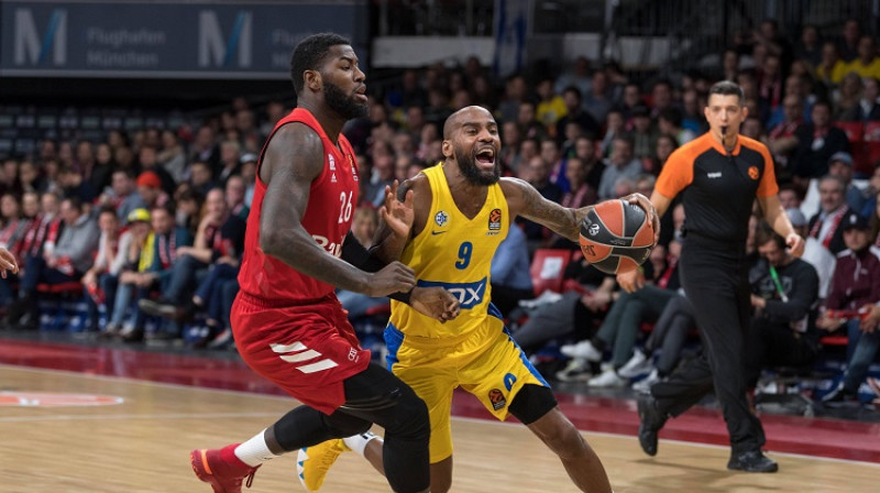 "Maccabi Tel Aviv" spēlētājs Arons Džeksons Eirolīgas spēlē pret Minhenes "Bayern". Foto: Scanpix