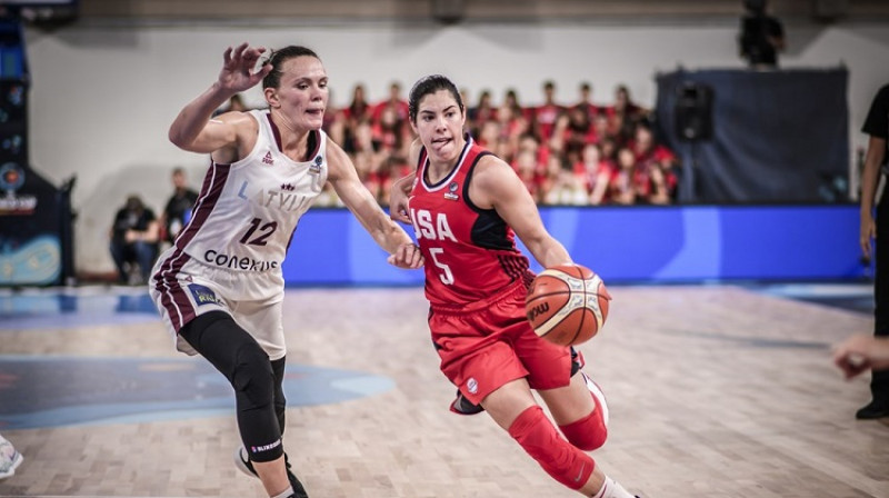 Kelsija Plama un Anete Šteinberga. Foto: FIBA