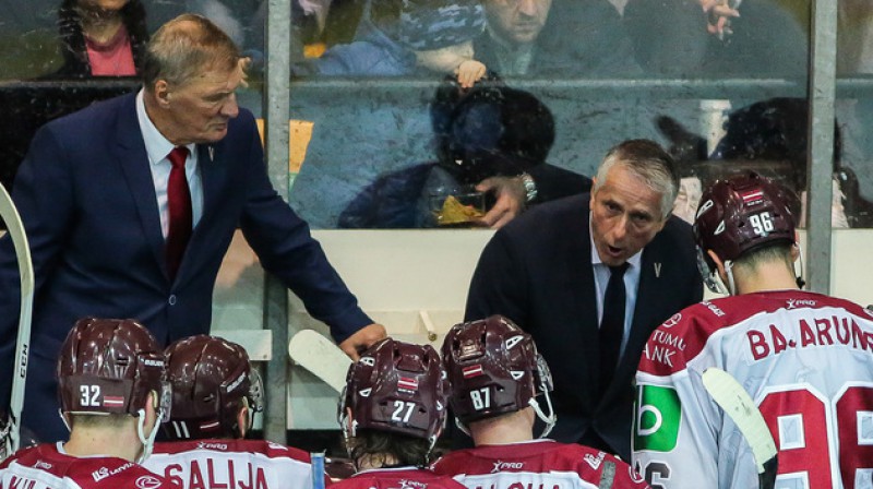 Aleksandrs Cicurskis un Bobs Hārtlijs ar Latvijas izlasi 2019. gada novembrī Liepājā. Foto: LHF.lv