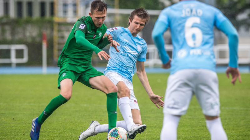 Elvis Stuglis cīņā par bumbu. Foto: Zigismunds Zālmanis/Riga FC