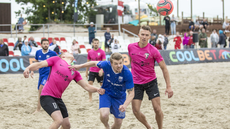 Dmitrijs Kuzmins (vidū) cīņā ar Igaunijas pludmales futbolistiem / Foto: FTA.lv