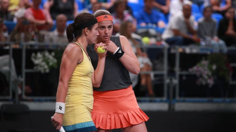 Anastasija Sevastova un Aļona Ostapenko. Foto: Anna Aurelia Minev/ERR