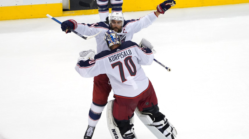 Kolumbusas "Blue Jackets" kapteinis Niks Foliņo apsveic vārtsargu Jonasu Korpisalo. Foto: Andre Ringuette/Freestyle Photo/AFP/Scanpix