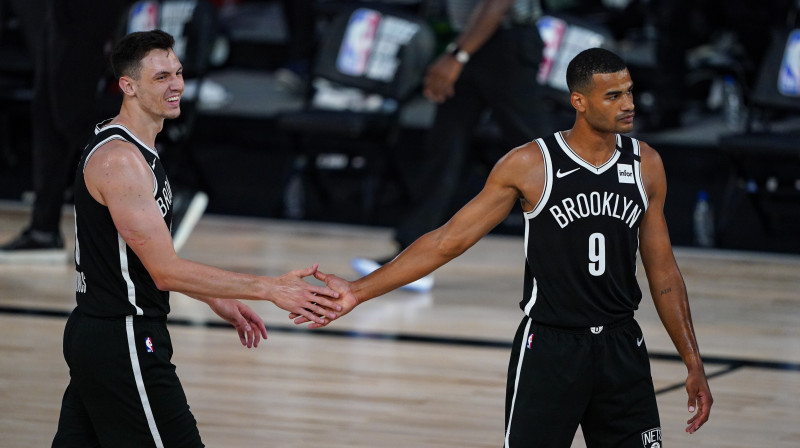 Rodions Kurucs un Timotē Luvavu-Kabaro. Foto: AP/Scanpix.