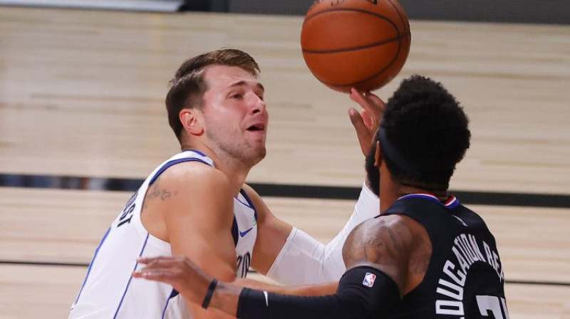 Luka Dončičs un Markuss Moriss. Foto: AFP/Scanpix