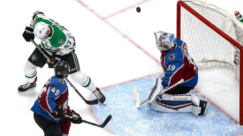 Aleksandrs Radulovs un brīdis, kad viņš "gūst" uzvaras vārtus. Foto: AFP/Scanpix