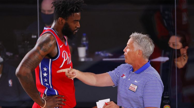 Brets Brauns (pa labi) "76ers" komandas vadībā. Foto: AP/Scanpix