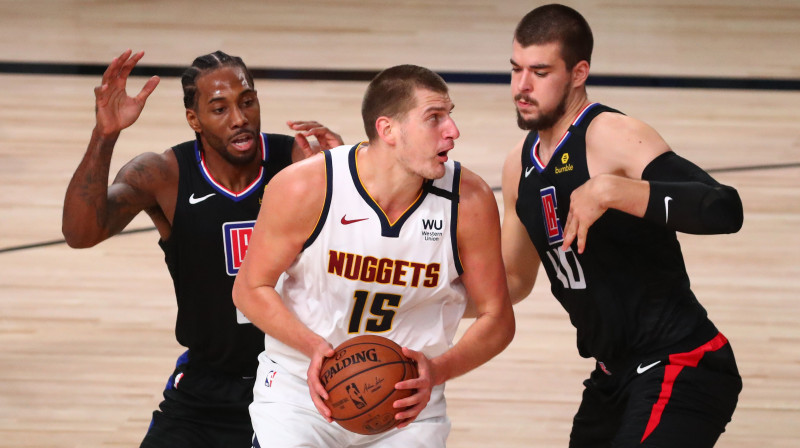 Kavai Lenards, Nikola Jokičs un Ivica Zubacs. Foto: USA Today Sports/Scanpix