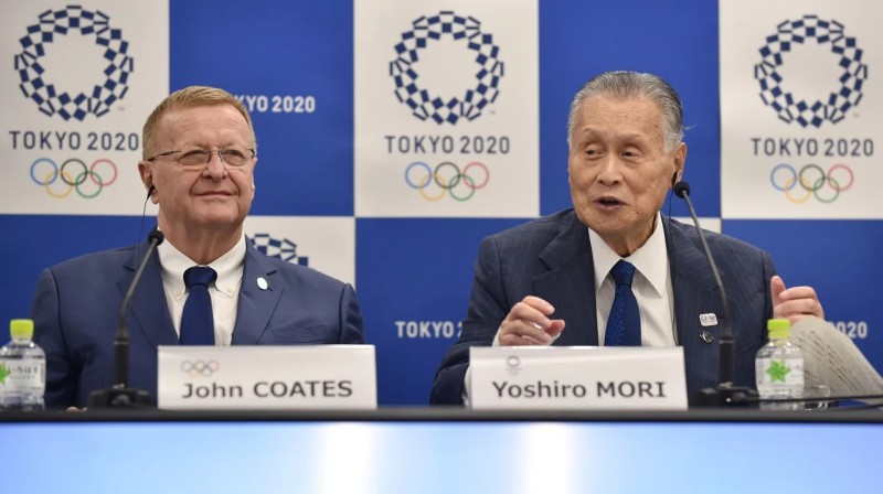 SOK viceprezidents Džons Koutss un Tokijas spēļu organizēšanas komitejas vadītājs Josiro Mori. Foto: AFP/Scanix