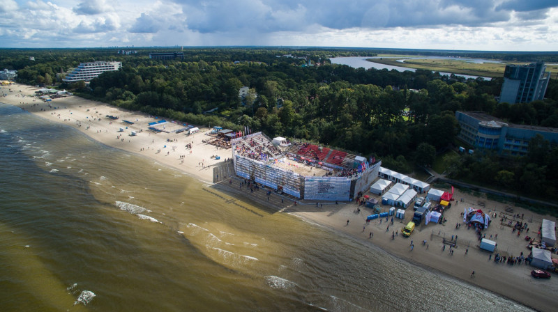 Skats uz norises vietu Majoru pludmalē kādā no iepriekšējiem gadiem. Foto: eurobeachvolley.cev.eu