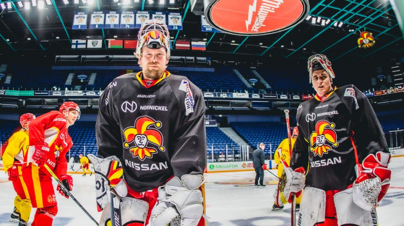 Jānis Kalniņš (pa labi) un latvieša konkurents par vietu vārtos - Anderss Lindbeks. Foto: Mikko Taipale/jokerit.com