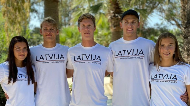 Varvara Brailko, Artūrs Rinkevičs, Rihards Finsters (treneris), Rūdolfs Stankevičs, Anete Namiķe. Foto: Beach Box Gepardi / LVF