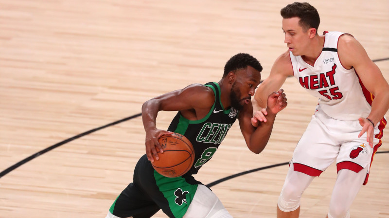 Kemba Vokers un Dankans Robinsons. Foto: USA TODAY Sports/Scanpix