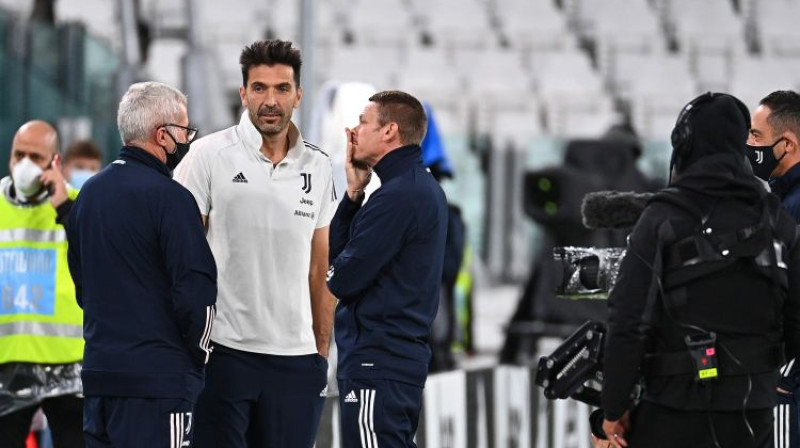 Džanluidži Bufons kopā ar pārējiem gaida stadionā pretinieku ierašanos. Foto: AFP/Scanpix