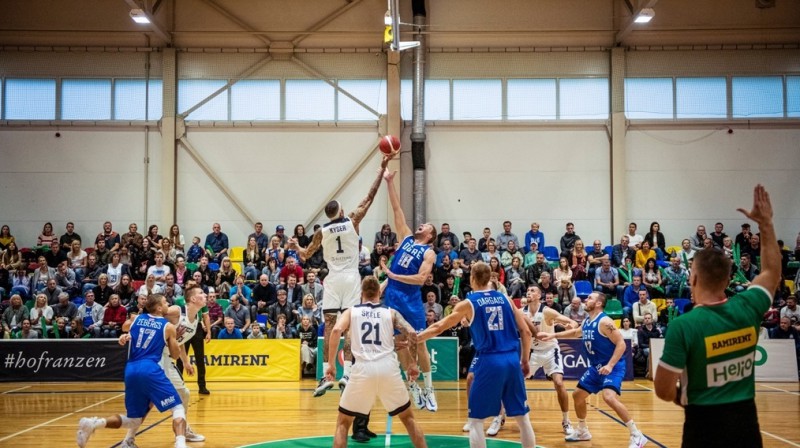 Piepildītā tribīne "Ogres" un "VEF Rīga" mačā. Foto: Renārs Koris/estlatbl.com