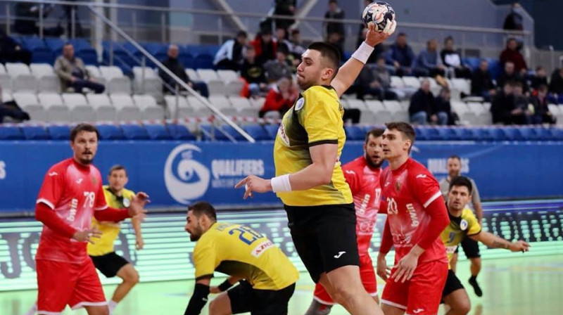 Ukrainas handbolists izdara metienu pa Krievijas izlases vārtiem. Foto: handball.net.ua