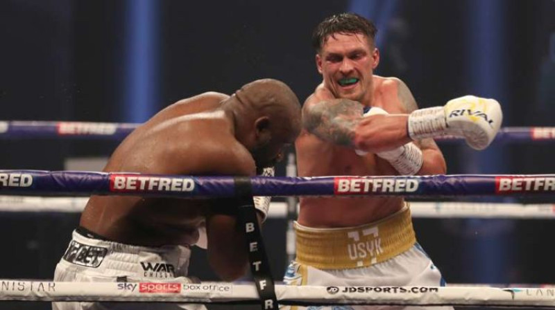 Oleksandrs Usiks cīņā pret Dereku Čisoru. Foto: Mark Robinson/Matchroom Boxing