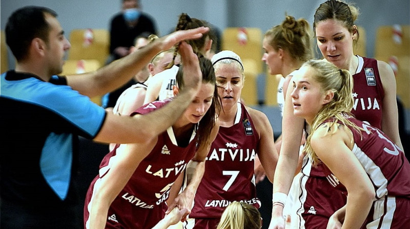 Latvijas basketbolistes palīdz piecelties komandas biedrei. Foto: Juris Bērziņš-Soms