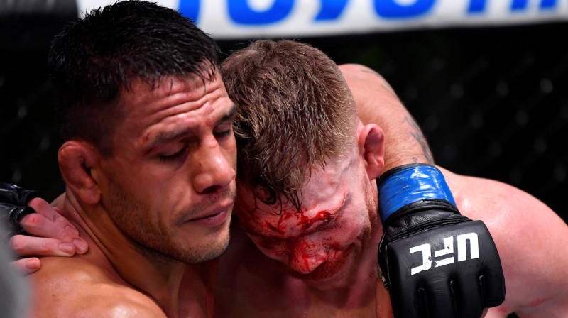 Rafaels Dos Anjoss (pa kreisi) un Pols Felders pēc cīņas. Foto: UFC