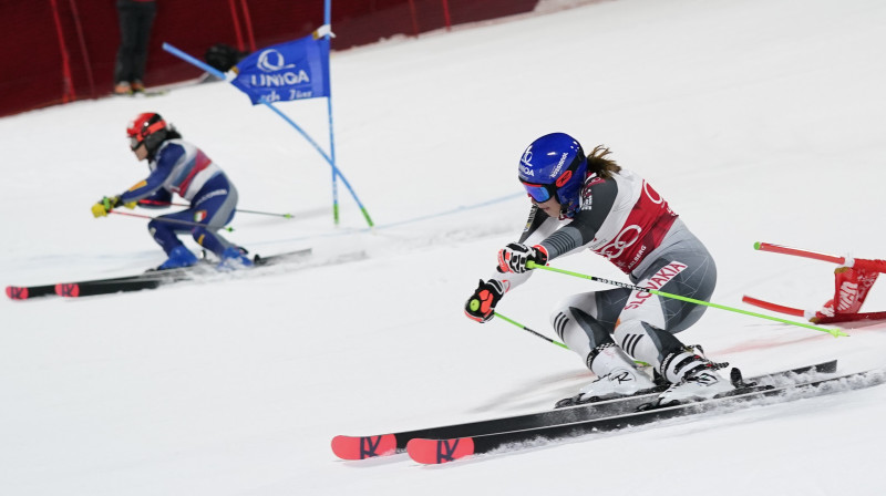 Petra Vlhova (pa labi) pret Federiku Brinjoni. Foto: AP/Scanpix