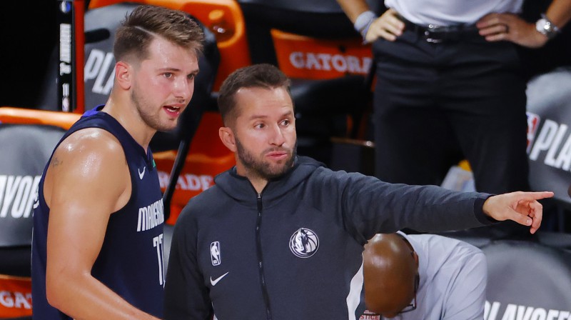 Talantīgais Luka Dončičs un pieredzējušais Hosē Huans Barea. Foto: AP/Scanpix