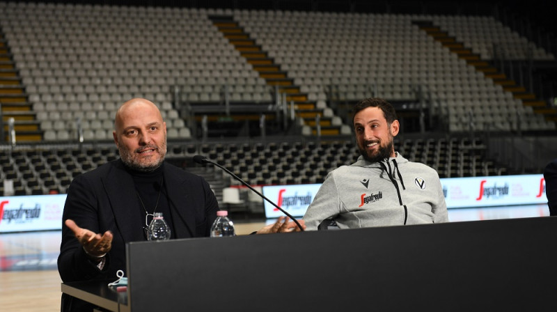 Saša Džordževičs un Marko Belinelli preses konferencē 2020. gada 28. novembrī. Foto: Virtus Bologna