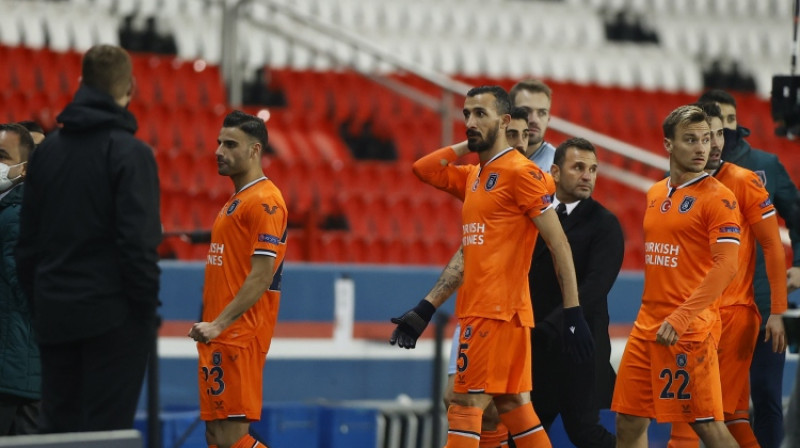 "Basaksehir" spēlētāji atstāj laukumu. Foto: EPA/Scanpix