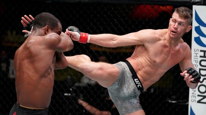 Stīvens Tompsons raida spērienu pa Džefu Nīlu. Foto: UFC