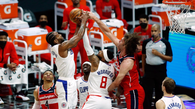 "Wizards" un "Clippers" basketbolisti cīnās par bumbu. Foto: EPA/Scanpix