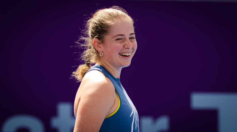 Aļona Ostapenko treniņā pirms Dohas turnīra. Foto: AFP/Scanpix