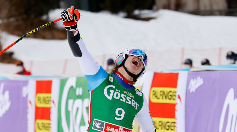 Marko Odermats ir laimīgs par savu pirmo uzvaru šajā sezonā supergigantā. Foto: Olympic channel