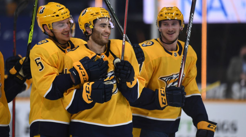 Nešvilas "Predators" hokejisti sveic vārtu guvēju Lūku Kuninu (centrā). Foto: Christopher Hanewinckel/USA Today Sports/Scanpix