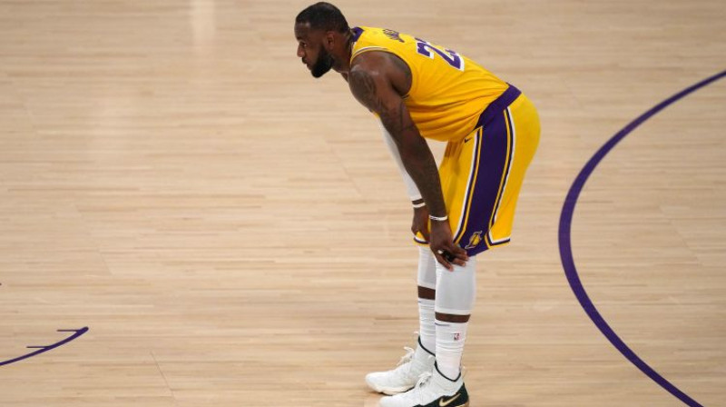 Lebrons Džeimss pēc pirmās ceturtdaļās, kurā "Lakers" zaudēja ar 14:36. Foto: Kirby Lee/USA Today/Scanpix