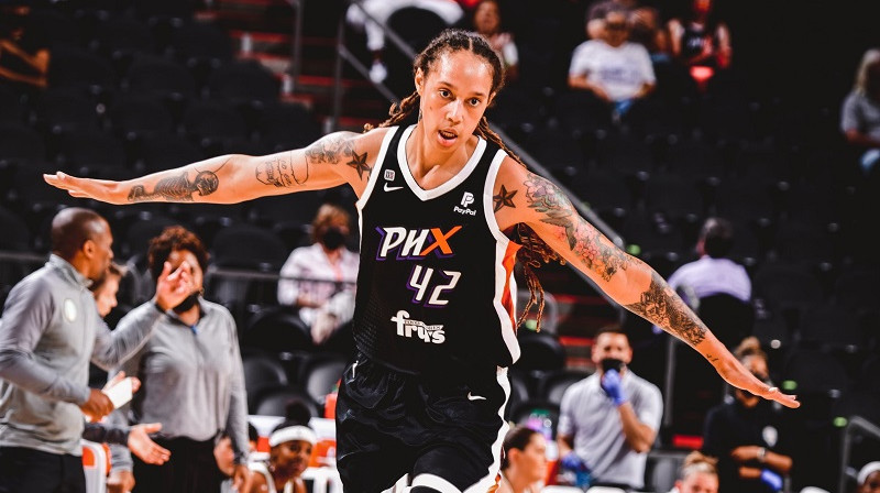 Britnija Grainere pēc četrpadsmitā danka WNBA karjerā. Foto: Phoenix Mercury