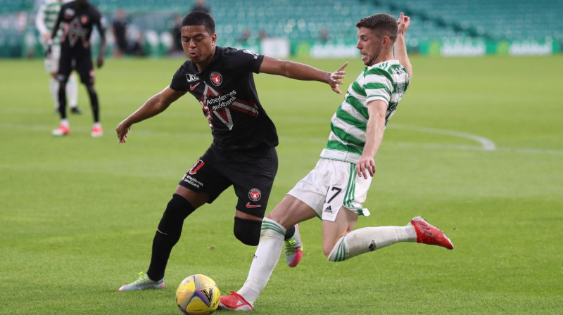 Glāzgovas "Celtic" futbolists Raiens Kristijs ar bumbu spēlē pret Dānijas "Midtjylland". Foto: Russell Cheyne/Reuters/Scanpix