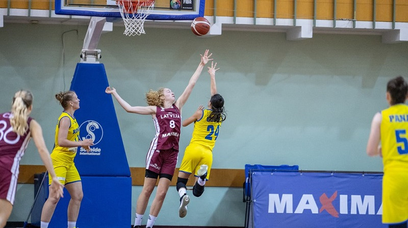 Luīze Anna Sila aizsardzībā pret Portugāli. Foto: FIBA