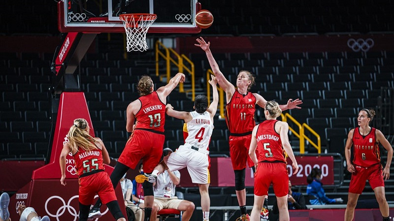 Beļģijas basketbolistes uzvarēja daudzās divcīņās, taču ķīnietes precīzāk meta. Foto: FIBA