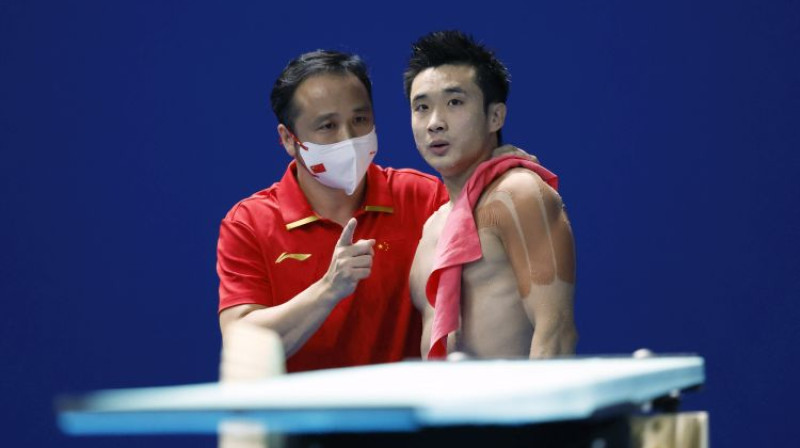Cao Juaņs ar treneri. Foto: EPA/Scanpix