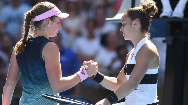 Aļona Ostapenko un Marija Sakari pirms diviem gadiem Melburnā. Foto: EPA/Scanpix