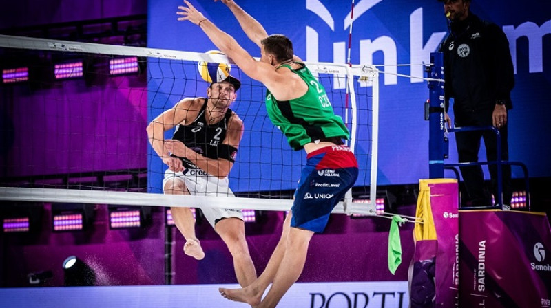 Edgars Točs atduras Davida Švainera blokā. Foto: FIVB