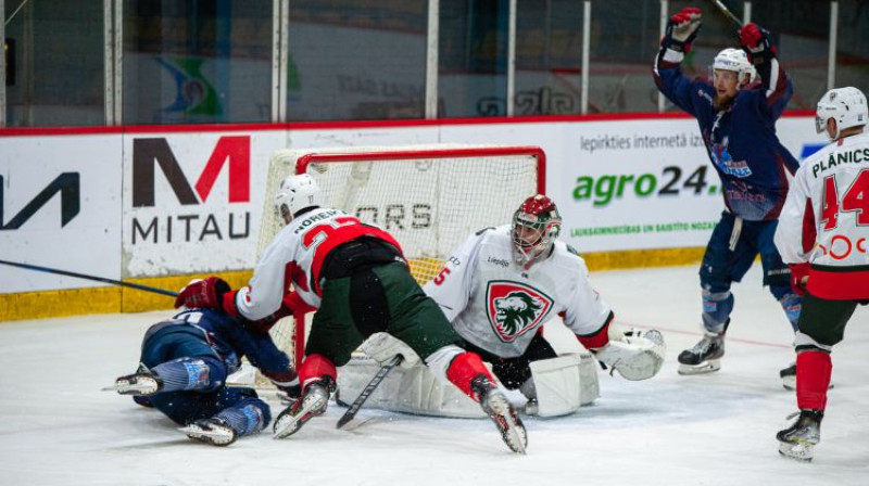 Jelgavas un Liepājas hokejistu cīņa. Foto: HK Zemgale/LLU