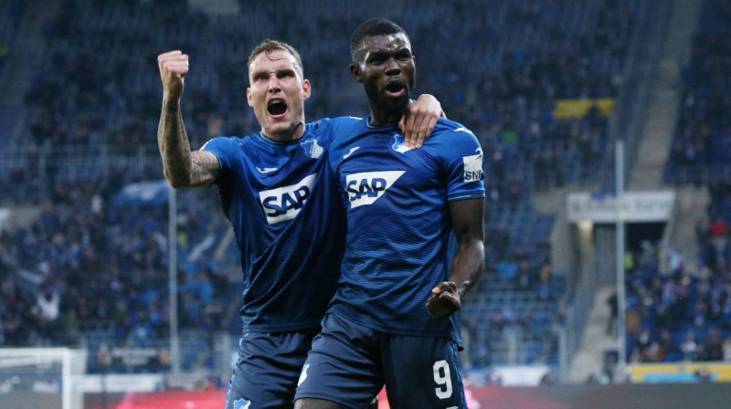 "Hoffenheim" pussargs Ilass Bebū (Nr. 9) svin vārtu guvumu kopā ar komandas biedru. Foto: imago images/Thomas Frey/Scanpix