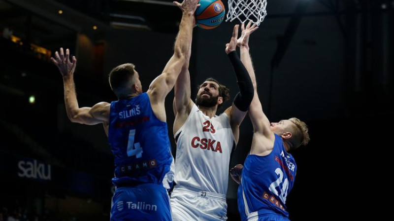 Ojārs Siliņš (pa kreisi) spēlē pret Maskavas CSKA. Foto: cskabasket.com