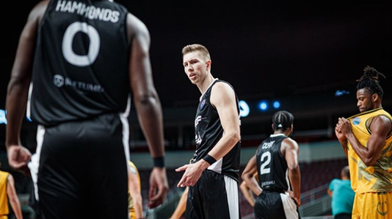 Aleksandrs Madsens spēlē pret AEK. Foto: FIBA