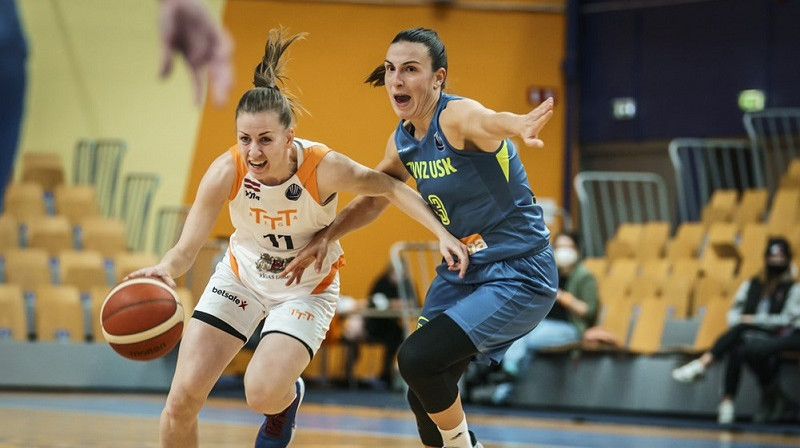 Dinija Pāvelsone un Teja Oblaka. Foto: Romāns Kokšarovs/EuroLeague Women