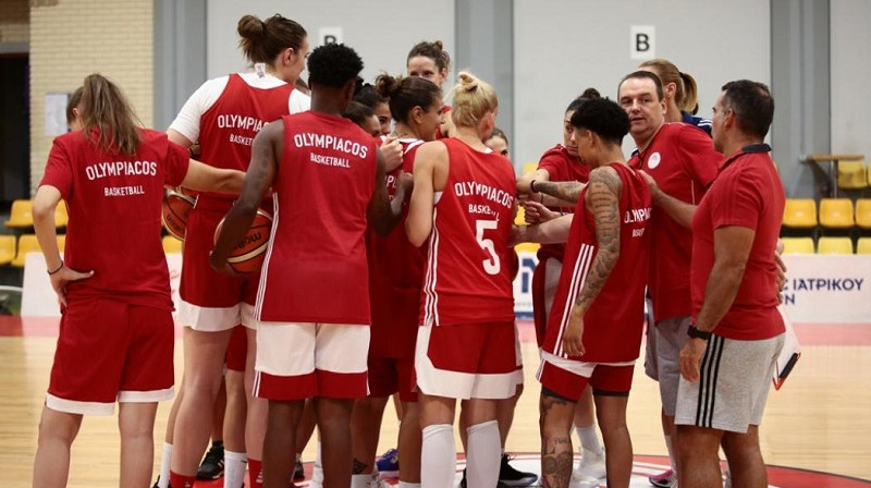 Mārtiņš Zībarts un "Olympiacos" basketbolistes. Foto: Olympiacos SFP