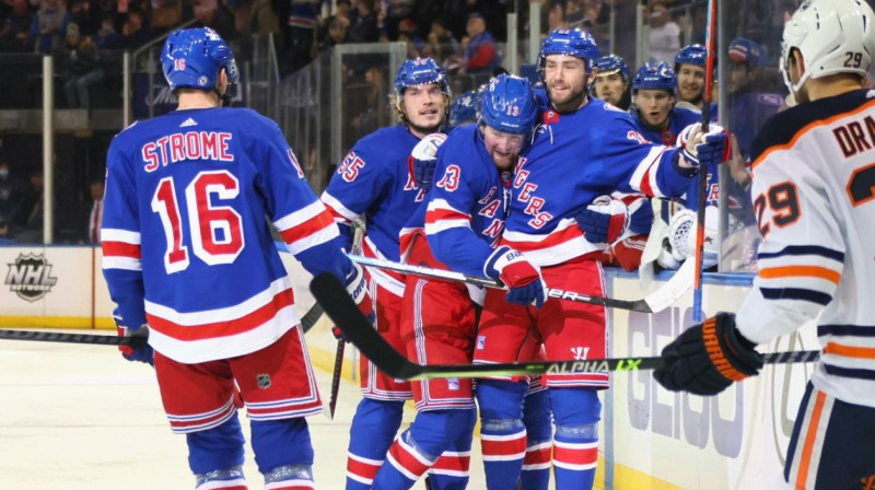 Ņujorkas "Rangers" otrais virknējums svin vārtu guvumu. Foto: Bruce Bennett/AFP/Scanpix